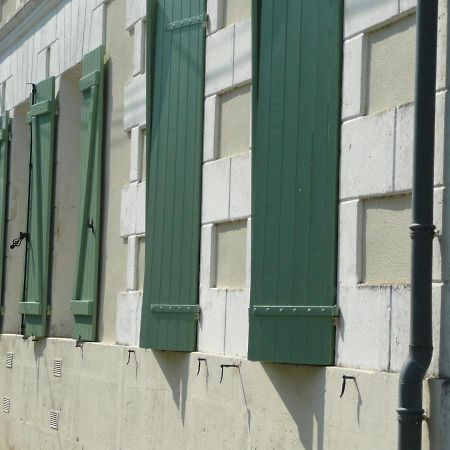 Maison Blanc Acomodação com café da manhã Gibourne Exterior foto