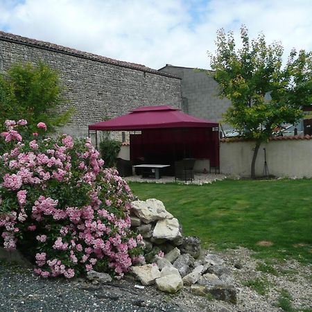 Maison Blanc Acomodação com café da manhã Gibourne Exterior foto