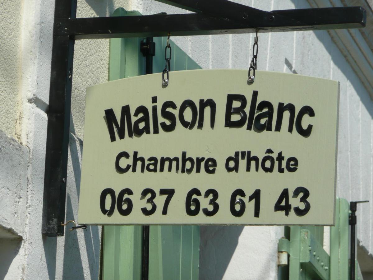 Maison Blanc Acomodação com café da manhã Gibourne Exterior foto